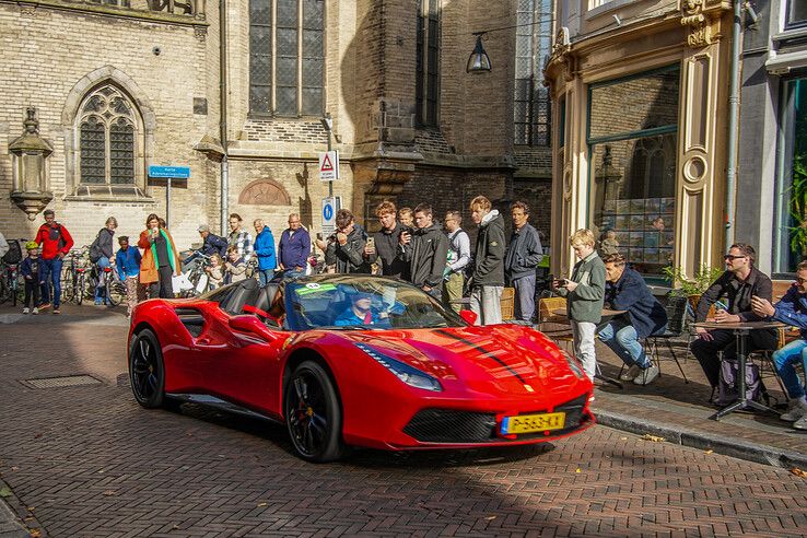 In beeld: Glimmende bolides en blije gezichten bij Blauwvingerrally in Zwolle