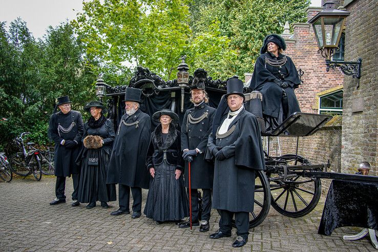 In beeld: Begrafenis van een eeuw geleden komt even tot leven in Zwolle