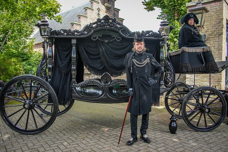 In beeld: Begrafenis van een eeuw geleden komt even tot leven in Zwolle