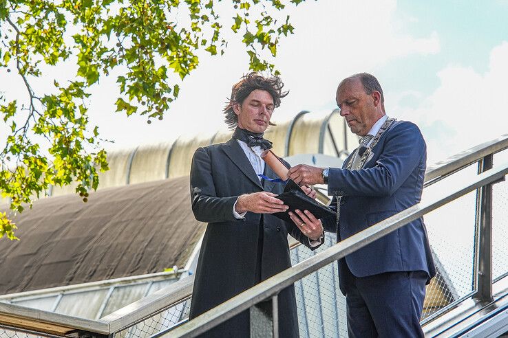 In beeld: Nieuwe houten loopbrug ‘Passerelle’ bij station Zwolle geopend
