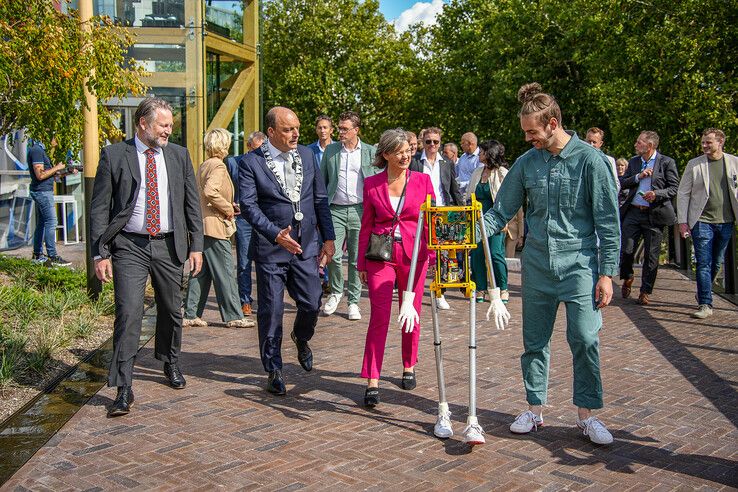 In beeld: Nieuwe houten loopbrug ‘Passerelle’ bij station Zwolle geopend