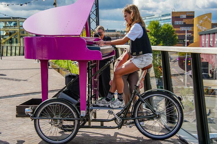 In beeld: Nieuwe houten loopbrug ‘Passerelle’ bij station Zwolle geopend