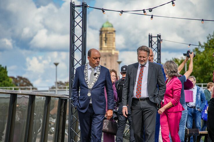 In beeld: Nieuwe houten loopbrug ‘Passerelle’ bij station Zwolle geopend
