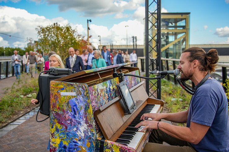 In beeld: Nieuwe houten loopbrug ‘Passerelle’ bij station Zwolle geopend