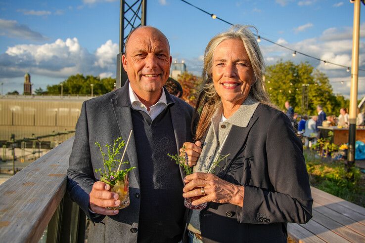 In beeld: Nieuwe houten loopbrug ‘Passerelle’ bij station Zwolle geopend