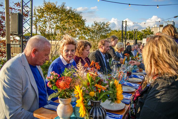 In beeld: Nieuwe houten loopbrug ‘Passerelle’ bij station Zwolle geopend