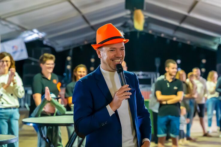 In beeld: Burgemeester De Rouwe schuift aan bij ontbijt in ‘Tirol an der IJssel’