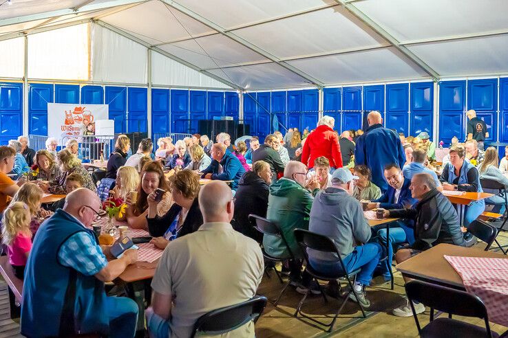 In beeld: Burgemeester De Rouwe schuift aan bij ontbijt in ‘Tirol an der IJssel’