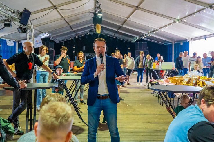In beeld: Burgemeester De Rouwe schuift aan bij ontbijt in ‘Tirol an der IJssel’