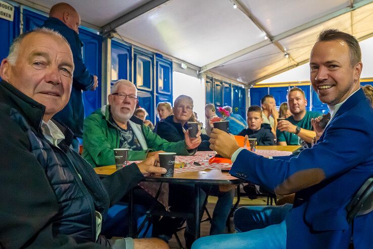 In beeld: Burgemeester De Rouwe schuift aan bij ontbijt in ‘Tirol an der IJssel’