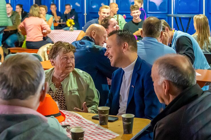 In beeld: Burgemeester De Rouwe schuift aan bij ontbijt in ‘Tirol an der IJssel’