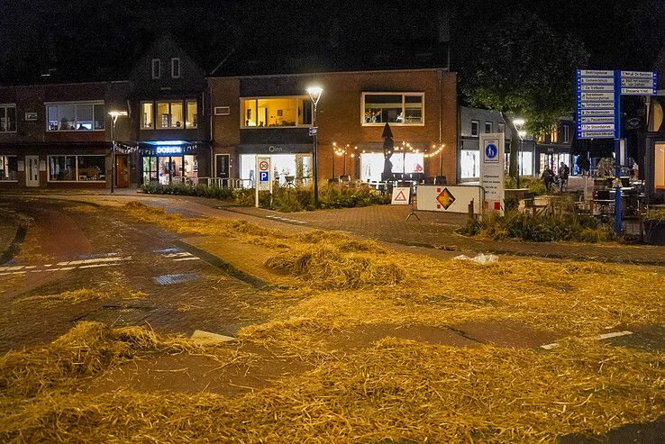 Sallands Bakfeest eindigt in vlammenzee: hooi op de weg zorgt voor autobrand in Zwolle