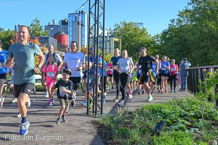 In beeld: Honderden hardlopers zetten eerste stappen op nieuwe brug bij station Zwolle