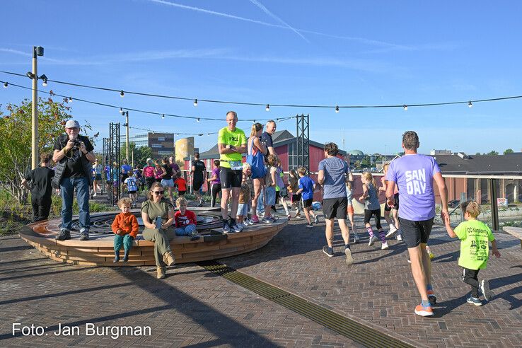 In beeld: Honderden hardlopers zetten eerste stappen op nieuwe brug bij station Zwolle