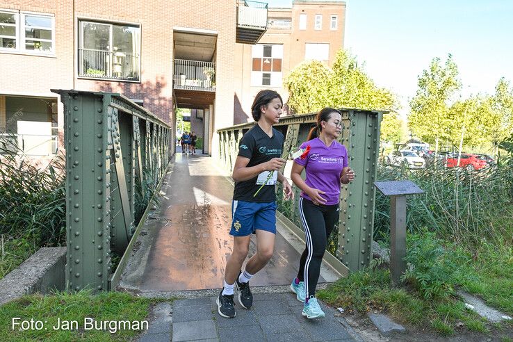 In beeld: Honderden hardlopers zetten eerste stappen op nieuwe brug bij station Zwolle