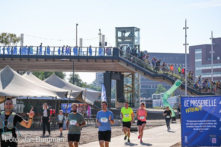 In beeld: Honderden hardlopers zetten eerste stappen op nieuwe brug bij station Zwolle