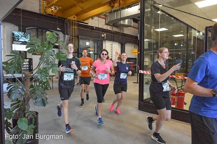 In beeld: Honderden hardlopers zetten eerste stappen op nieuwe brug bij station Zwolle