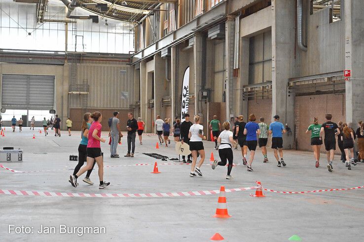 In beeld: Honderden hardlopers zetten eerste stappen op nieuwe brug bij station Zwolle