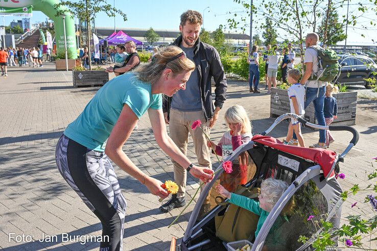 In beeld: Honderden hardlopers zetten eerste stappen op nieuwe brug bij station Zwolle