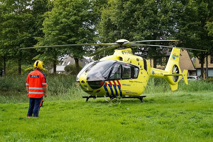 Traumaheli op grasveld bij Doctor Kolfflaan. 