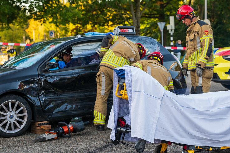 In beeld: Twee auto’s botsen in Zwolle, brandweer haalt bestuurder uit voertuig