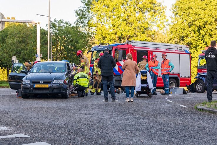 In beeld: Twee auto’s botsen in Zwolle, brandweer haalt bestuurder uit voertuig