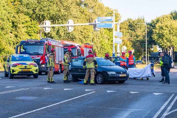In beeld: Twee auto’s botsen in Zwolle, brandweer haalt bestuurder uit voertuig
