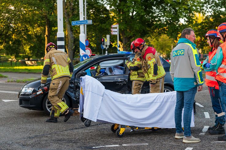 In beeld: Twee auto’s botsen in Zwolle, brandweer haalt bestuurder uit voertuig