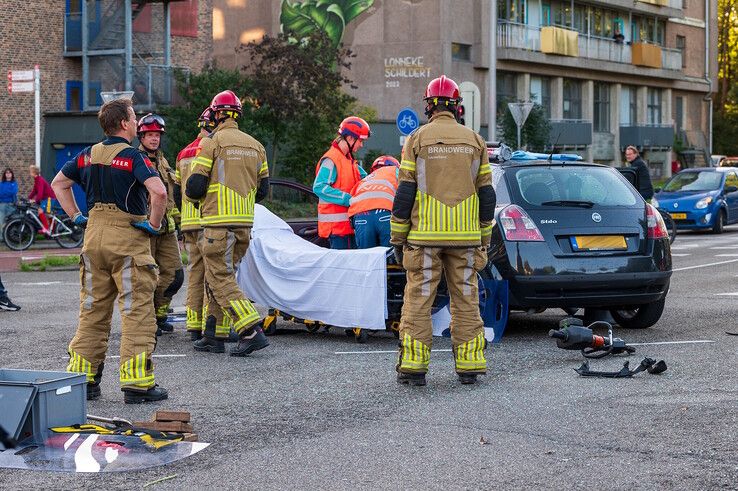 In beeld: Twee auto’s botsen in Zwolle, brandweer haalt bestuurder uit voertuig