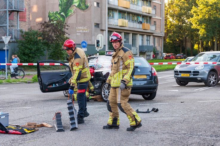 In beeld: Twee auto’s botsen in Zwolle, brandweer haalt bestuurder uit voertuig