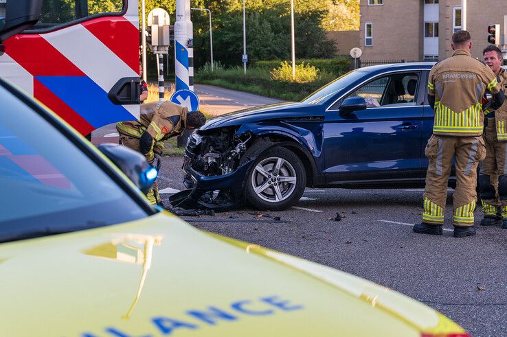 In beeld: Twee auto’s botsen in Zwolle, brandweer haalt bestuurder uit voertuig