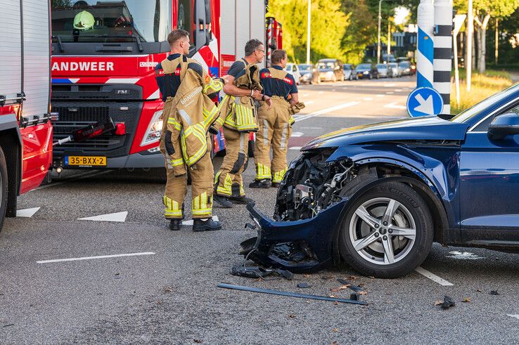 In beeld: Twee auto’s botsen in Zwolle, brandweer haalt bestuurder uit voertuig