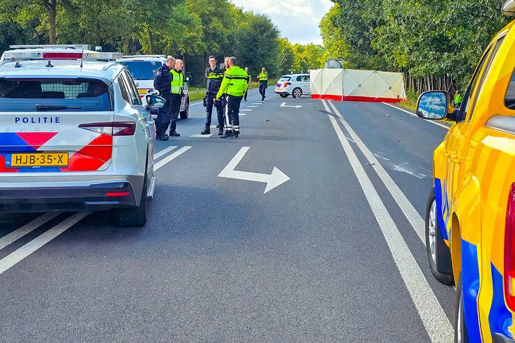 Hulpdiensten bij dodelijk ongeval tussen motor en vrachtwagen in Neede.