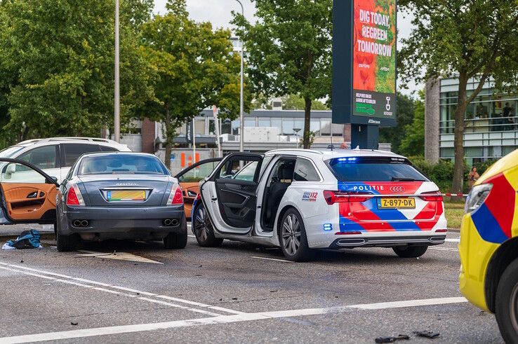 In beeld: Maserati crasht na politieachtervolging in Zwolle, chaos in Aa-landen en zes gewonden (video)