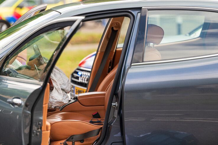 In beeld: Maserati crasht na politieachtervolging in Zwolle, chaos in Aa-landen en zes gewonden (video)
