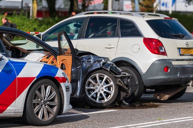 In beeld: Maserati crasht na politieachtervolging in Zwolle, chaos in Aa-landen en zes gewonden (video)