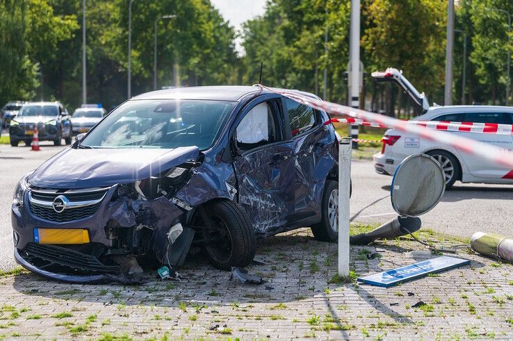 In beeld: Maserati crasht na politieachtervolging in Zwolle, chaos in Aa-landen en zes gewonden (video)