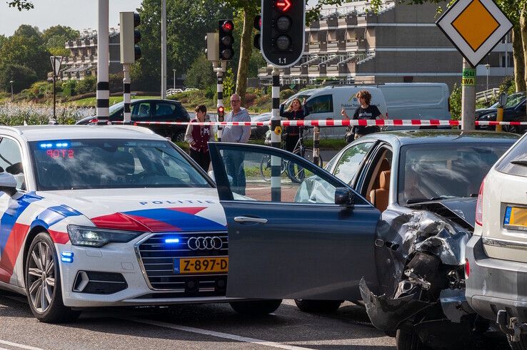 In beeld: Maserati crasht na politieachtervolging in Zwolle, chaos in Aa-landen en zes gewonden (video)