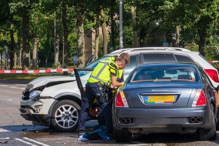 In beeld: Maserati crasht na politieachtervolging in Zwolle, chaos in Aa-landen en zes gewonden (video)