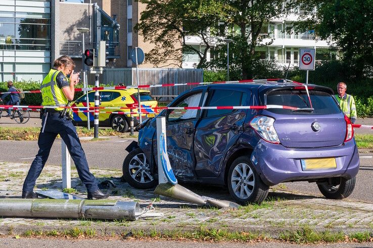 In beeld: Maserati crasht na politieachtervolging in Zwolle, chaos in Aa-landen en zes gewonden (video)