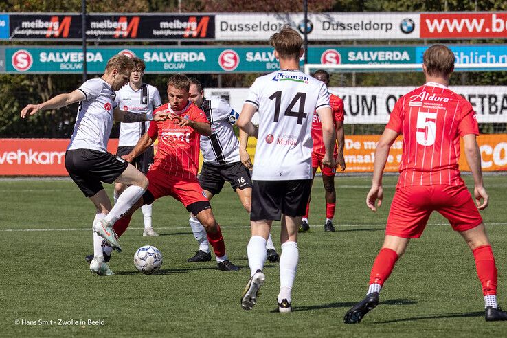 In beeld: Berkum geeft gas na rust en walst met 4-0 over SVI heen