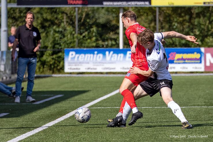 In beeld: Berkum geeft gas na rust en walst met 4-0 over SVI heen