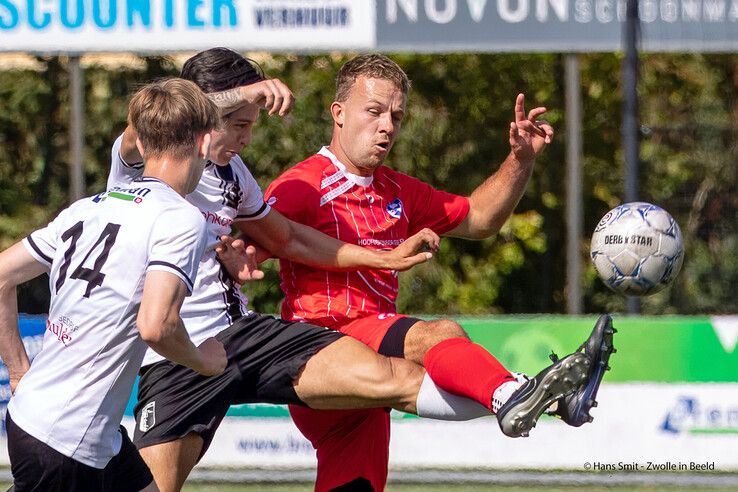 In beeld: Berkum geeft gas na rust en walst met 4-0 over SVI heen