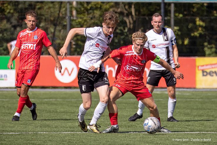 In beeld: Berkum geeft gas na rust en walst met 4-0 over SVI heen
