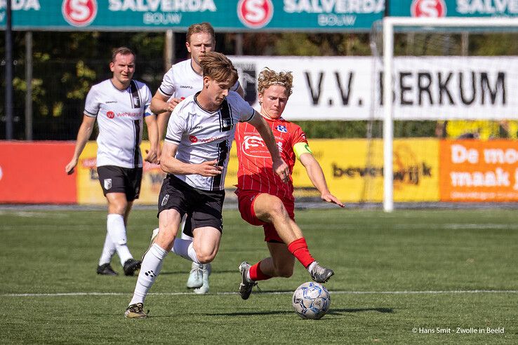 In beeld: Berkum geeft gas na rust en walst met 4-0 over SVI heen