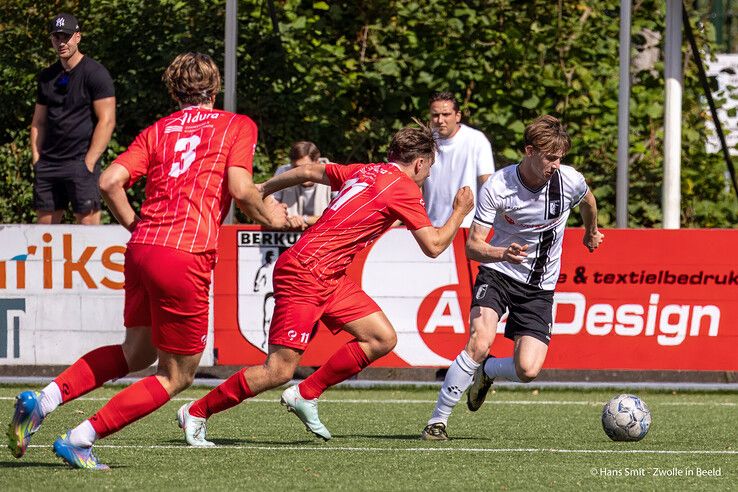 In beeld: Berkum geeft gas na rust en walst met 4-0 over SVI heen