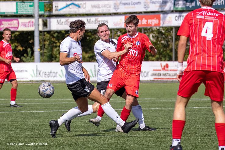 In beeld: Berkum geeft gas na rust en walst met 4-0 over SVI heen