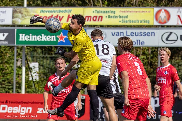 In beeld: Berkum geeft gas na rust en walst met 4-0 over SVI heen