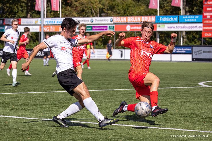 In beeld: Berkum geeft gas na rust en walst met 4-0 over SVI heen