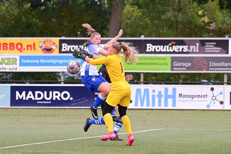 In beeld: ZAC Vrouwen verslaat Helpman met gemak, Van Vilsteren neemt afscheid met doelpunt